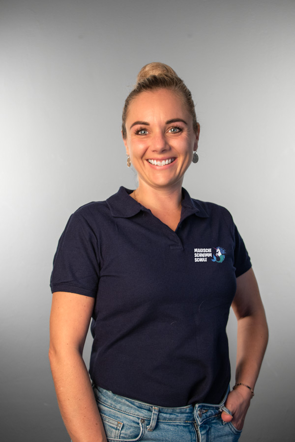 Portraitbild von Daniela Rapp, Schwimmtrainerin bei der Magischen Schwimmschule